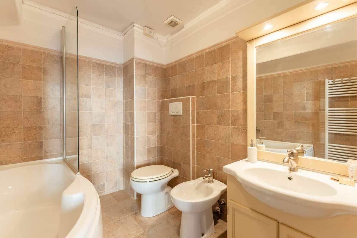 Bathtub, hair dryer