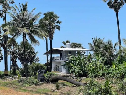 Charming Farmstay in Villa Overlooking Arabian Sea