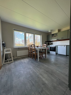 Fridge, microwave, oven, stovetop - Modern house for 6 people - close to Gekås Ullared (Hallands län)