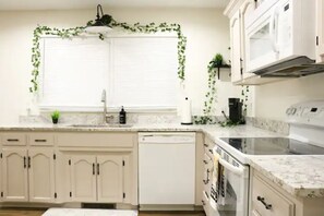 Private kitchen - Spacious 5BD Close to Everything (Springfield)