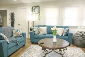 Living area - Spacious 5BD Close to Everything (Springfield)