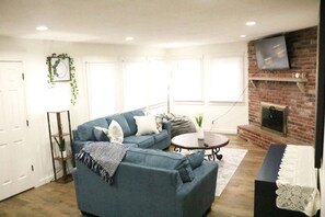 Living area - Spacious 5BD Close to Everything (Springfield)