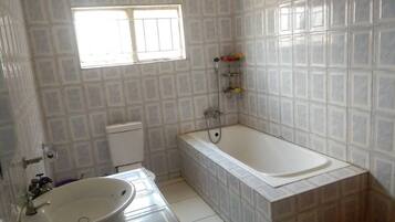 Amenidades de baño gratuitas, toallas, jabón, shampoo