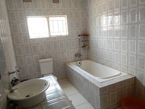 Amenidades de baño gratuitas, toallas, jabón, shampoo