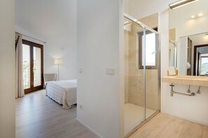 3 chambres, fer et planche à repasser, Wi-Fi gratuit, draps fournis