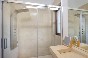 Bañera, secador de pelo, toallas