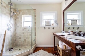 Hair dryer, towels - Red House Paso- Modern Farmhouse Downtown (Paso Robles)