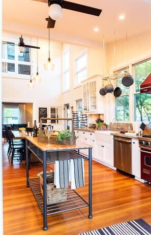 Køleskab, mikrobølgeovn, ovn, kogeplade