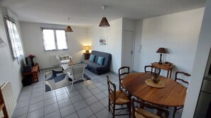 TV, stereo - Appartement Douillet à 35 mn de Paris (Sainte-Geneviève-des-Bois)