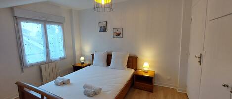 2 bedrooms, iron/ironing board, free WiFi, bed sheets