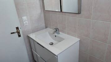 SĂšche-cheveux, serviettes fournies, savon, papier toilette