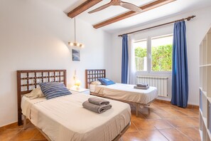 4 bedrooms, iron/ironing board, free WiFi, bed sheets - Sa Caseta Serra (Portocolom)