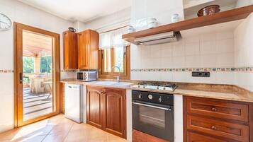 雪櫃、微波爐、焗爐、爐具