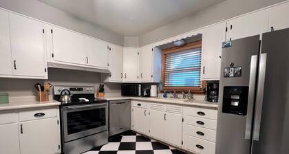 Old Champaign : A pilots’ retreat w/ parking.