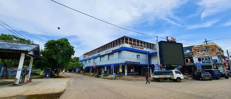 A street view with a building labeled 'Kumina City Complex' and a sign for 'Restaurant'.