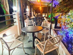 Outdoor dining - Hambantota Beach Hotel (Hambantota)
