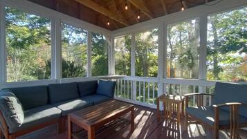 Ălytelevisio, pöytĂ€tennispöytĂ€, kirjoja, musiikkikirjasto