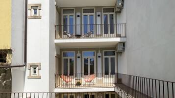 Vista frontal de la propiedad