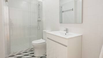 Regadera, amenidades de baño gratuitas, secadora de cabello, toallas