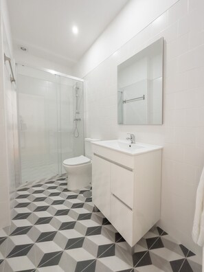 Shower, free toiletries, hair dryer, towels