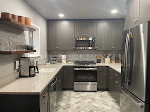 Køleskab, mikrobølgeovn, ovn, kogeplade