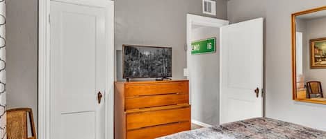 2 bedrooms, desk, iron/ironing board, travel cot