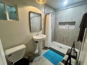 Shower, hair dryer, towels - Stylish, Central Casa Pacifica West in North Park (San Diego)