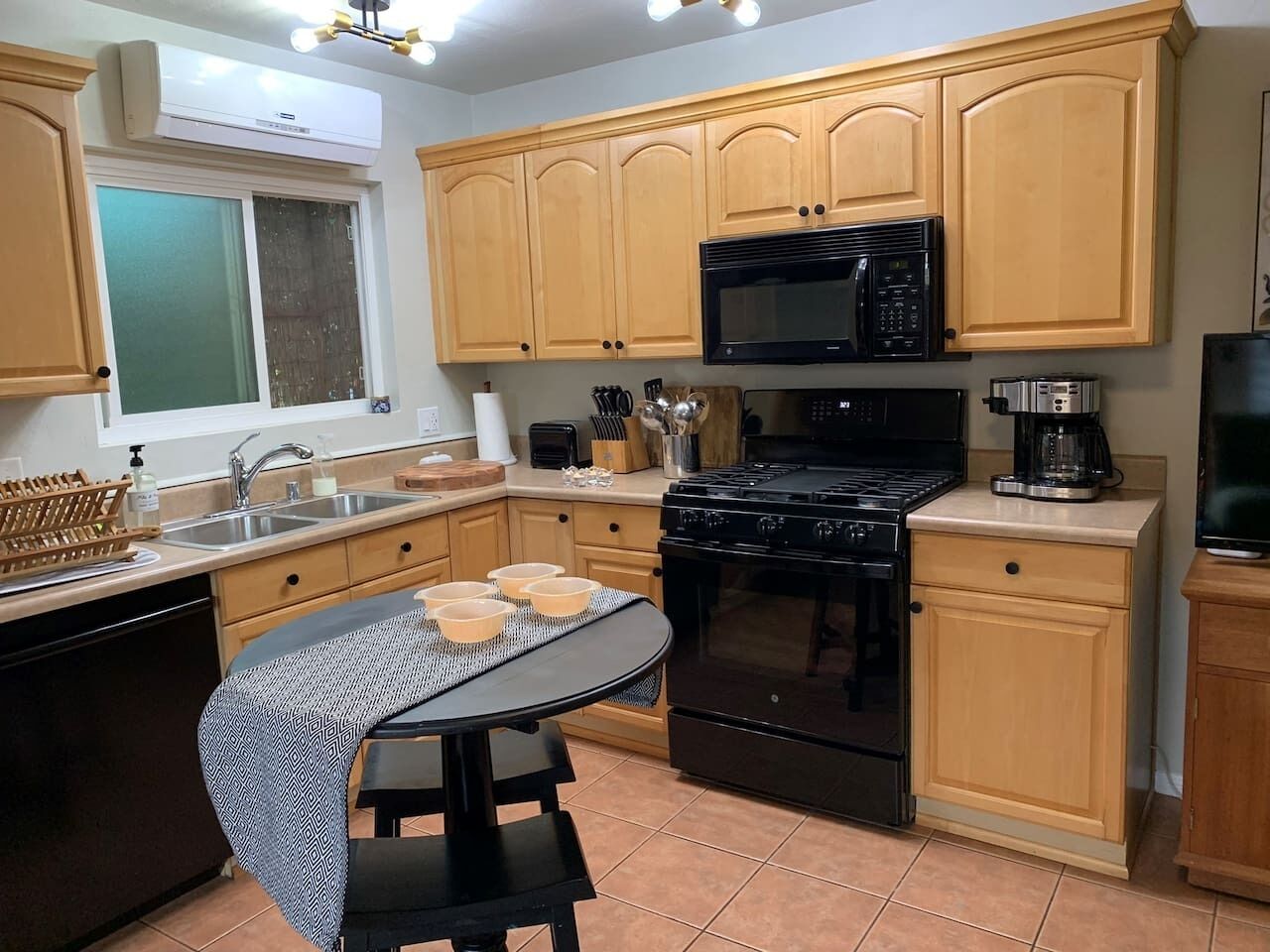 Geladeira, micro-ondas, fogão, cooktop