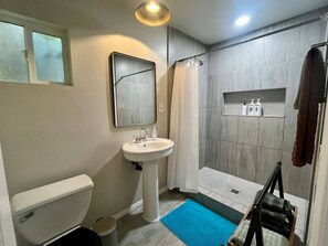 Dusche, Haartrockner, Handtücher