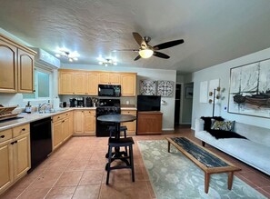 Kylskåp, mikrovågsugn, ugn och spishäll