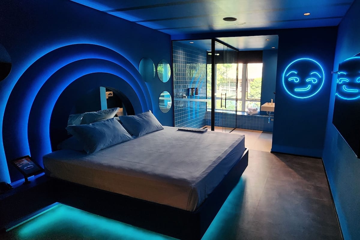 Deluxe Room | Premium bedding, pillowtop beds, minibar, blackout drapes