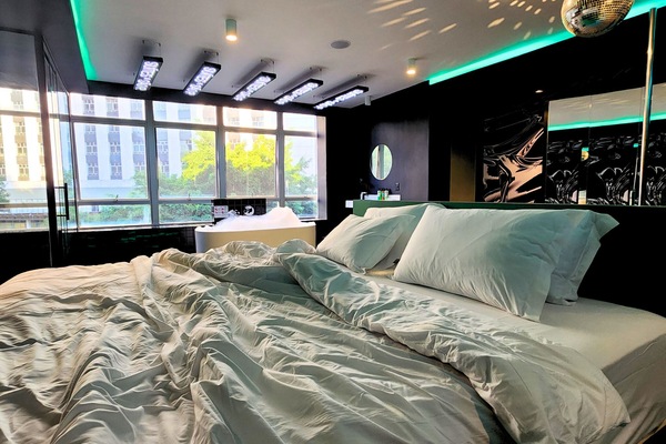 Quarto premium | Roupas de cama premium, camas com colchões pillow-top, frigobar