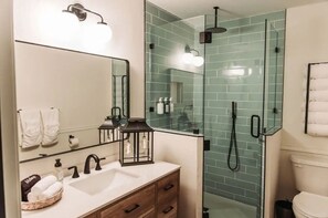 Douche, sĂšche-cheveux, serviettes fournies, savon