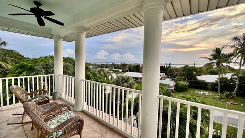Key West Style Beach House w/ Boat Parking 2 mins from launch 5 mins from beach!