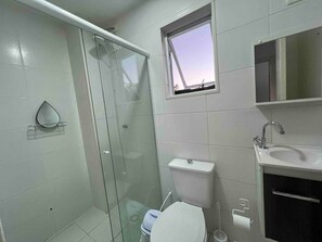 Secadora de cabello, toallas, jabón, shampoo 