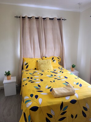 2 bedrooms, iron/ironing board, WiFi, bed sheets - 2 bed 1Bath  (Bridgetown)