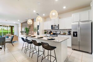 Refrigerador, microondas, horno, placa de cocina