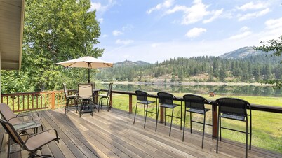 Garden Cottage Getaway on the Pend Oreille River! Pet-Friendly! Close to Skiing!