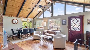 Una Smart TV, una chimenea