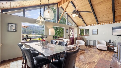 Garden Cottage Getaway on the Pend Oreille River! Pet-Friendly! Close to Skiing!