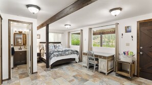 3 bedrooms, desk, WiFi, bed sheets