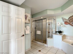 Baignoire à remous, séchoir à cheveux, serviettes fournies, savon