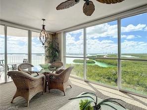 Dining - Spacious and tranquil getaway with beautiful waterfront/ nature view! (Fort Myers Beach)