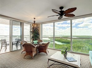 Dining - Spacious and tranquil getaway with beautiful waterfront/ nature view! (Fort Myers Beach)