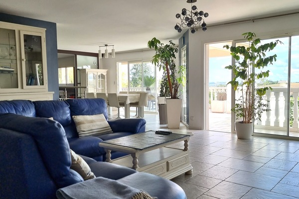 TV connectée, lecteur de DVD, livres