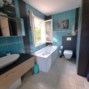 Shower, jetted tub, hair dryer, towels