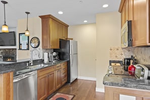 Fridge, microwave, dishwasher, coffee/tea maker - Two bedroom Condo With Mountain View And Fireplace  (Stratton)