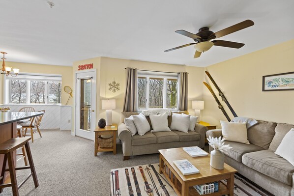 Smart TV, fireplace - Two bedroom Condo With Mountain View And Fireplace (Stratton)