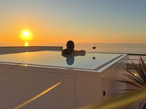 Outdoor pool, a heated pool - Maybe the best view in Portugal/Jacuzzi/Gym/Game room/AC/600m walk to town (Ericeira)