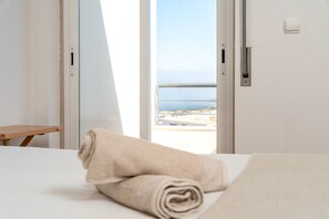 3 dormitorios, escritorio, tabla de planchar con plancha y cuna de viaje